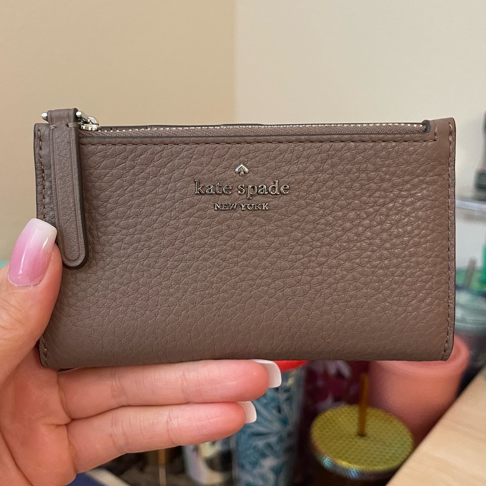 Kate Spade Bi-Fold Wallet ⭐️ - Picture 2 of 5